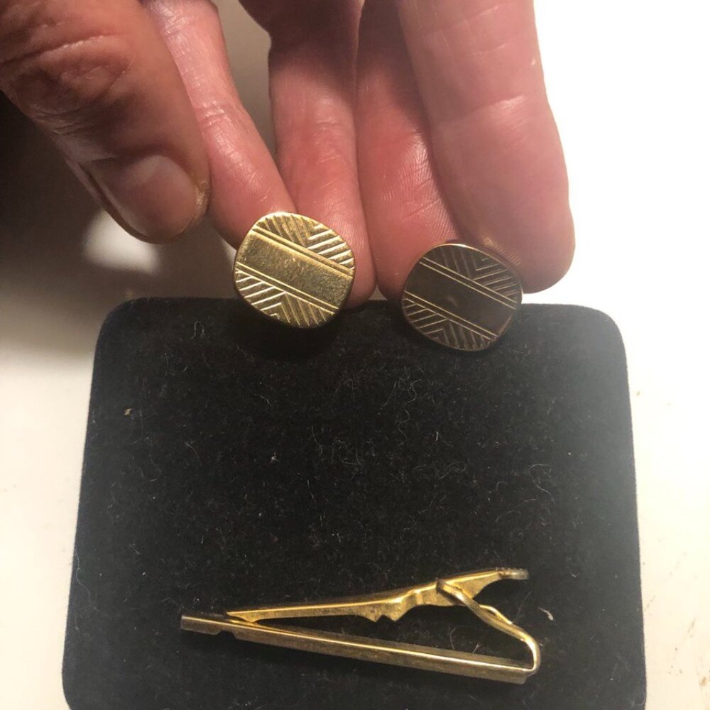 male gold plaided  tie clip and cufflinks